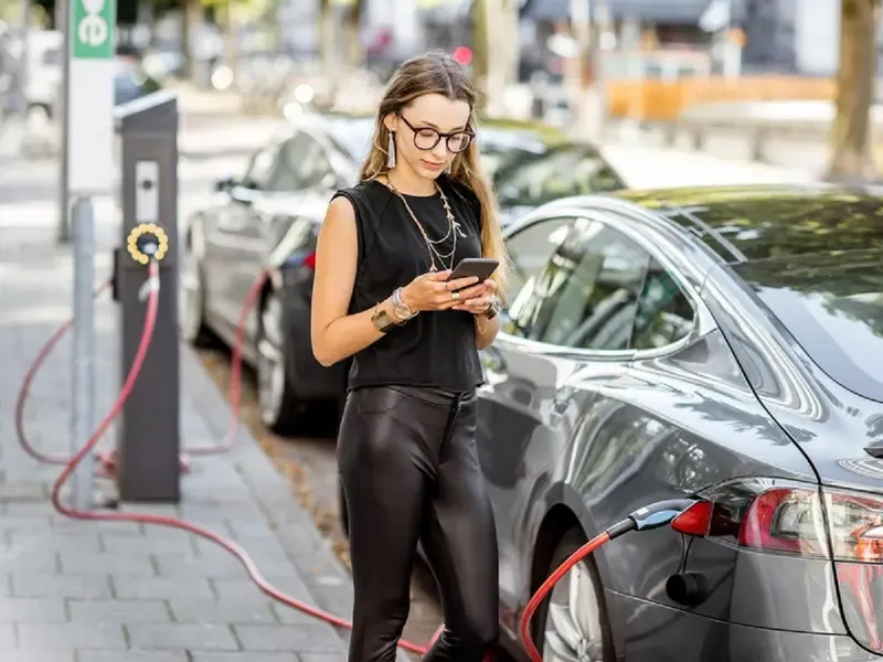 STUDIU Unu din doi șoferi de mașini electrice Tesla a revenit la benzină sau diesel. Motivele? - Foto: Profimedia Images - Imagine cu rol ilustrativ