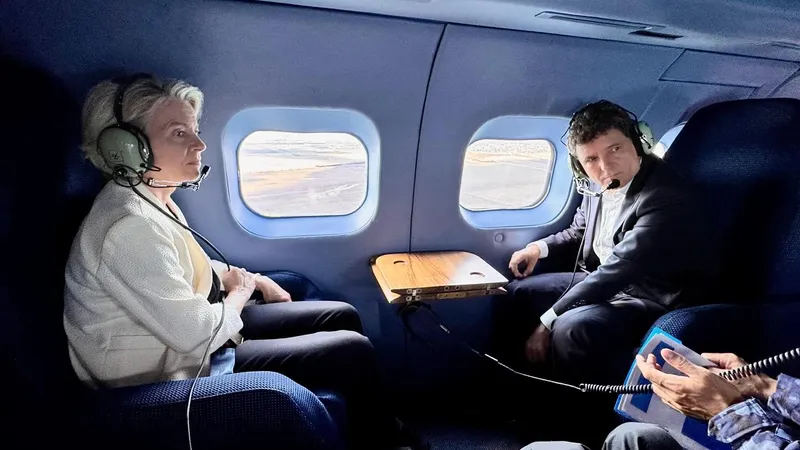 Nicușor Dan și Ursula von der Leyen, în avion spre baza militară Mihail Kogălniceanu - Foto: Facebook/ Nicușor Dan