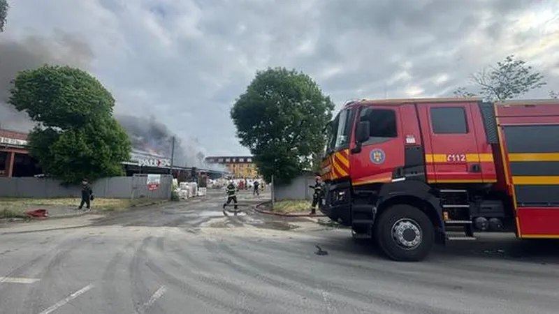 Incendiu major la un depozit din Bucureşti. ISUBIF acţionează acum - Foto: ISUBIF/Facebook