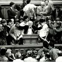 Ion Rațiu, la tribuna Parlamentului în timpul Mineriadei din 1991 - Foto:  romanianculturalcentre.org.uk