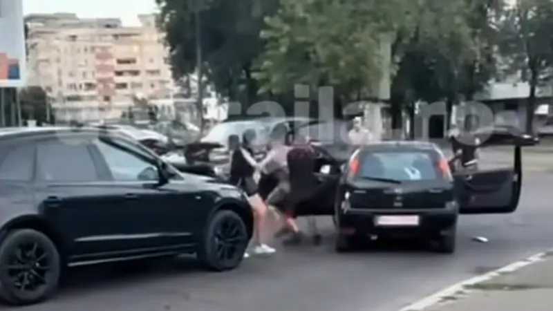 „Război” în trafic, cu săbii, topoare și bâte, în mijlocul Brăilei. Ce s-a întâmplat? - Foto: captură video