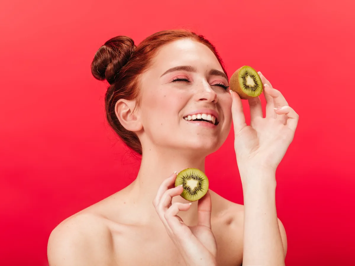 Femeie cu fructe - Foto: Freepik