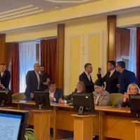 Doi deputați, la un pas de bătaie în Parlament, din cauza măririi salariilor primarilor. / Foto: captură video