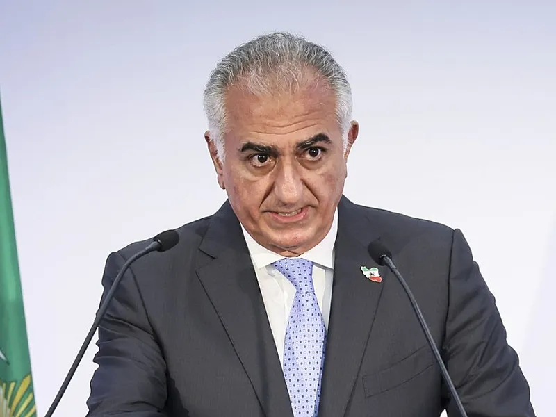 Reza Pahlavi, în conferinţă de presă, astăzi - Foto: Profimedia Images