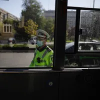 Poliția face controale în mijloacele de transport în comun, pentru a vedea dacă se respectă măsurile de siguranță. Sursa: Inquam Photos / George Călin