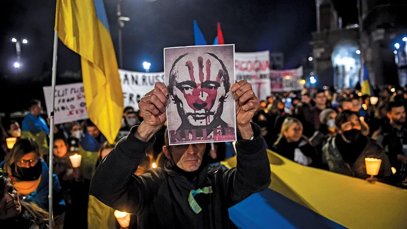 MÂINI ÎNSÂNGERATE Un protestatar la un marș pentru pace la Roma își exprimă clar sentimentele față de președintele rus Vladimir Putin