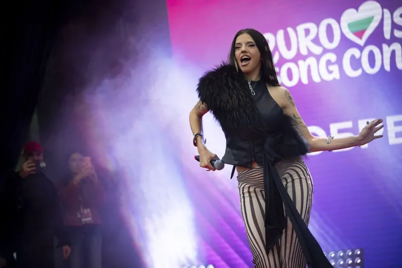 Bulgăroaica Dara, &icirc;nvingătoarea de anul acesta, &icirc;n concert, &icirc;n centrul Sofiei, după victorie - Foto: Profimedia Images