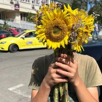 Cum a ajuns un băiat să vândă flori pentru a-și cumpăra rechizite. „Vreau și câteva flanele” - Foto: BZI