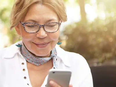 Pensionară la pensie pe telefon - Foto: Freepik