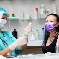 SUA spune că persoanele vaccinate complet nu trebuie să mai stea în carantină/FOTO: Getty
