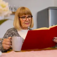 Pensionar, aflat la pensie citește o carte - Foto: Freepik