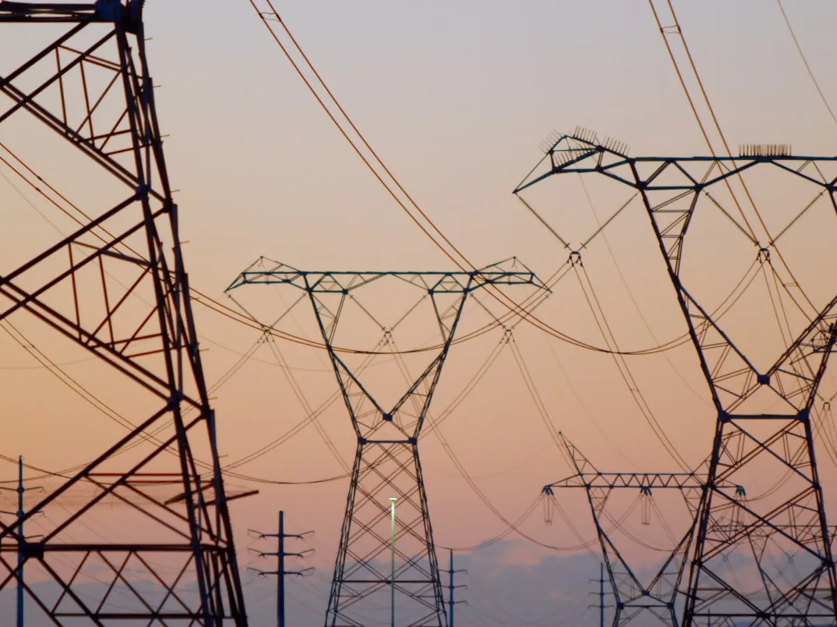 Stâlpi de electricitate la apus - Foto: Profimedia Images (rol ilustrativ)