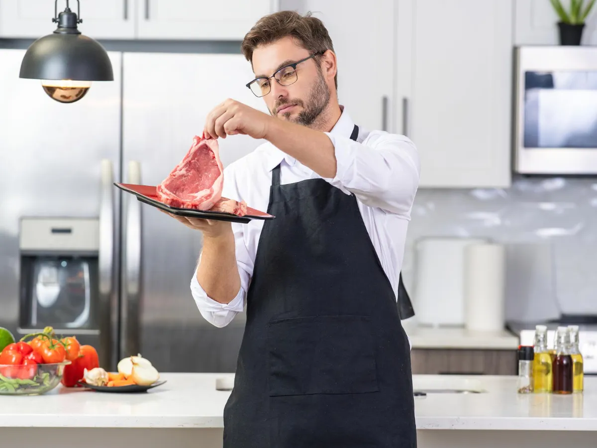 Cum să decongelezi corect carnea și legumele? Greșeli de evitat. Care este cea mai sigură metodă? -Foto: Freepik (Imagine cu rol ilustrativ)