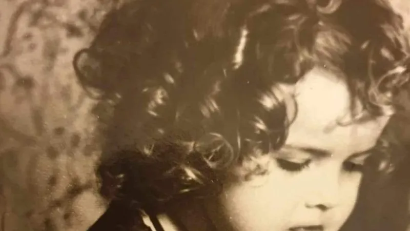 O româncă, scriitoare de succes în Australia, stă în Sidney şi evocă satul bunicilor - Foto: Facebook/Anisoara Laura Mustetiu