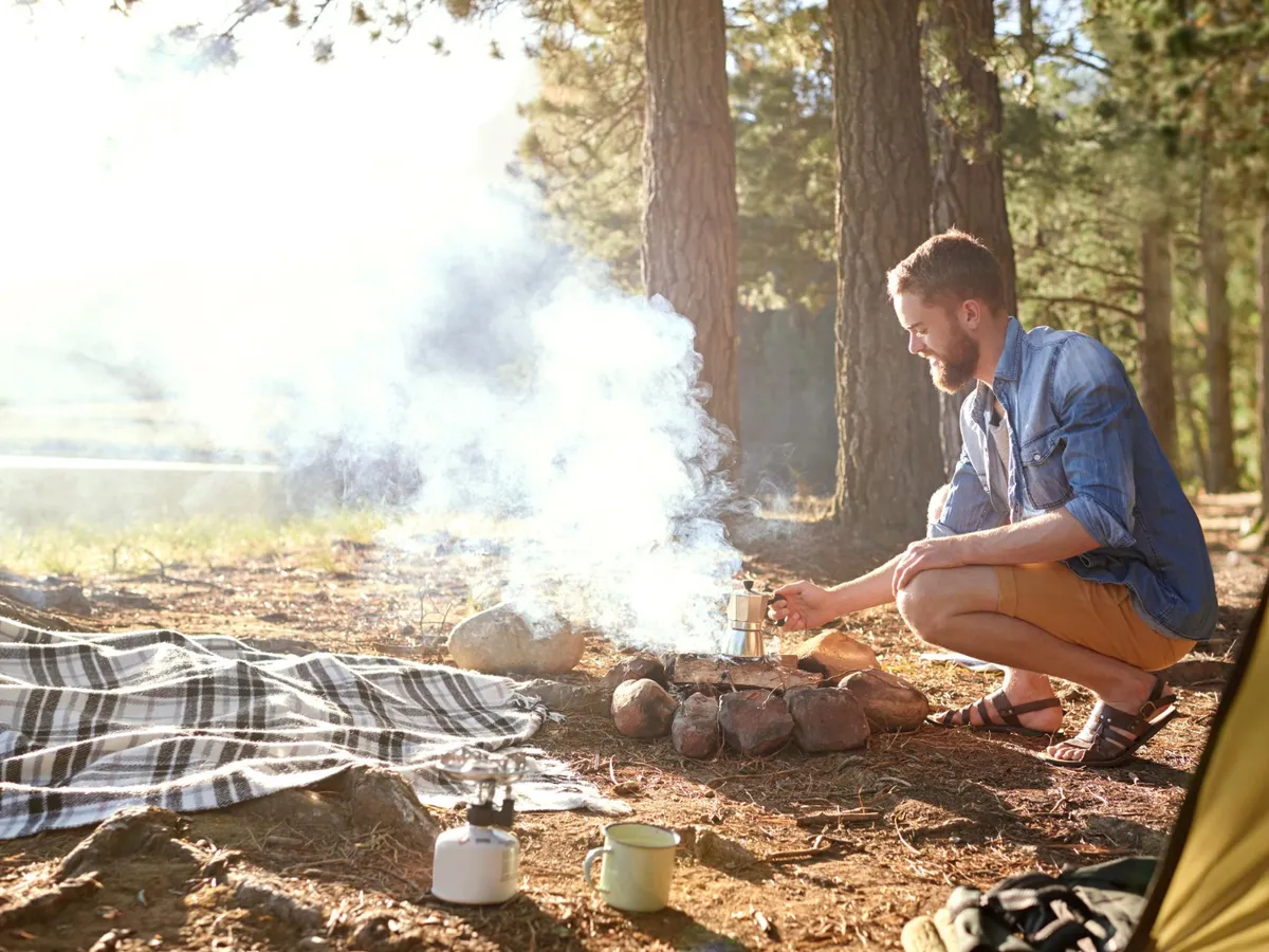 Bărbat care face un grătar - Foto: Freepik (Imagine cu rol ilustrativ)