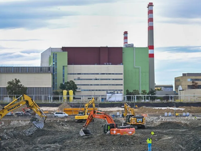 Muncitorii pregătesc terenul pentru substructura blocurilor cinci și șase ale Centralei Nucleare Paks 2 - Foto: Profimedia Images