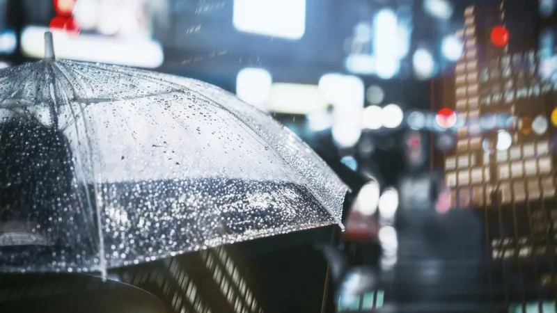Umbrelă, noaptea, în oraş, pe ploaie - Foto: Freepik/RawPixel