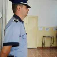 Polițist într-o secție de votare. Sursa foto: Digi24.ro