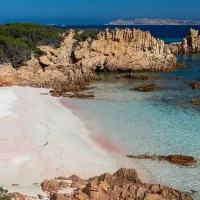 O instagrameriță, amendată cu 1.800 € pe o plajă renumită din Sardinia. Ce a făcut - Foto: timeout.com