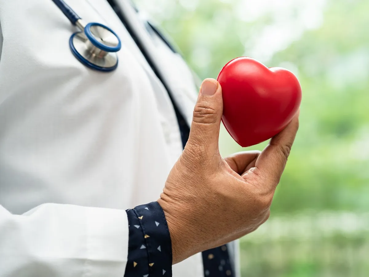Medic care ține o inimă roșie în mână - Foto: Profimedia (Imagine cu rol ilustrativ)
