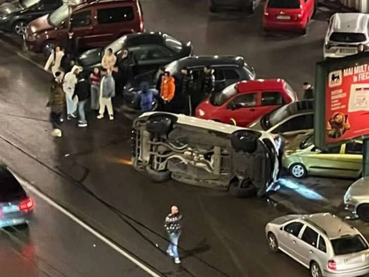 6 mașini, făcute praf dintr-o lovitură pe un bulevard din Ploiești - Foto: telegrama.ro