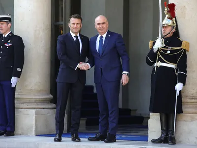 Macron și Ilie Bolojan - Foto: Profimedia Images