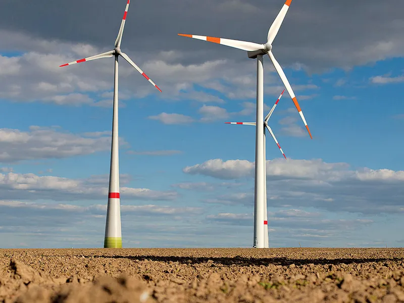 Turbine eoliene pe câmpul unui fermier din Germania, care renunță la energia nucleară.