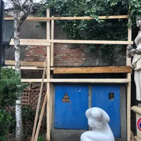 Tencuiala caselor de lângă restaurantul Cina a început să cadă Foto: NWR