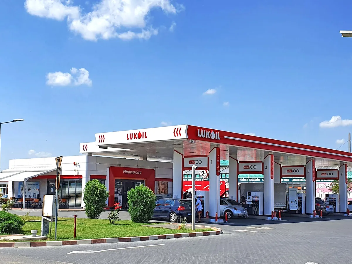 Americanii de la Carlyle Group, care extrag gaze din România, cumpără activele internaționale ale Lukoil