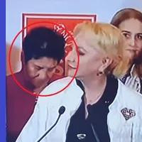 Maria Lazăr a stat în spatele Vioricăi Dăncilă, la anunțarea exit-poll-urilor. Captură foto David Oprea
