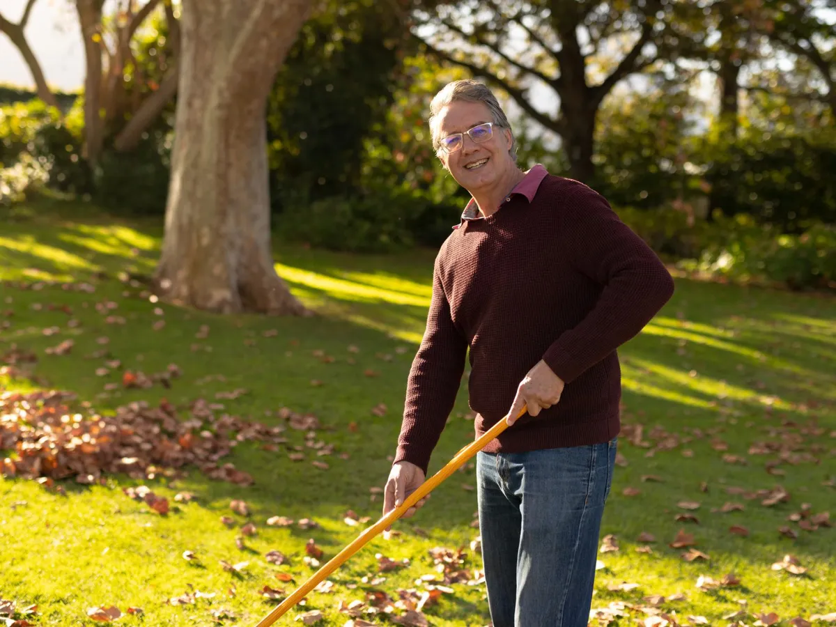 Bărbat care strânge frunzele din grădină - Foto: Freepik (rol ilustrativ)