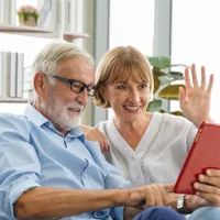 Pensionari făcând cu mâna creșterilor de pensie - Foto: Freepik