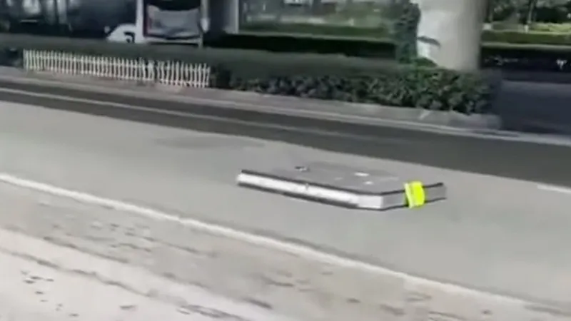 Unei mașini electrice chinezești i-a căzut bateria pe stradă, în mers - Foto: captură video