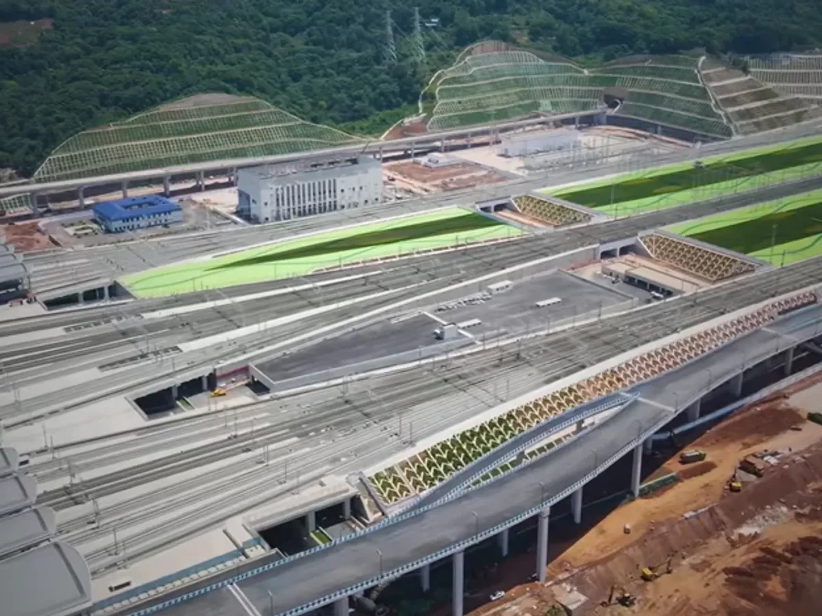 Megaproiect fără precedent! Cea mai mare gară din lume a fost construită de roboți pe 1.220.000 metri pătrați