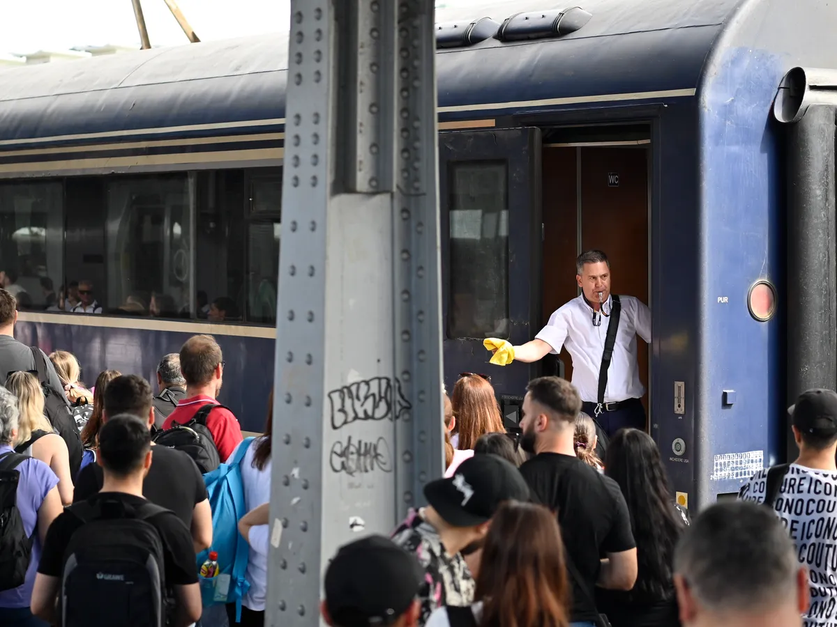Ce salariu are un controlor pe tren? Cum poți ajunge „naș” la CFR