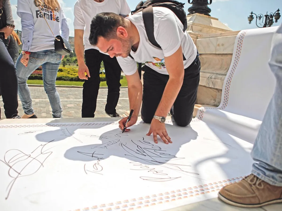 Coaliția pentru Familie  a depus, la Parlament, în 23 mai 2016, listele cu semnăturile 
pentru modificarea Constituției.