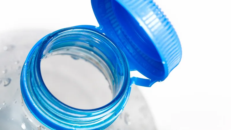 Ce pot păți magazinele care nu vând sticle de plastic cu capac atașat? Normele UE sunt drastice Foto: Shutterstock (fotografie cu caracter ilustrativ)