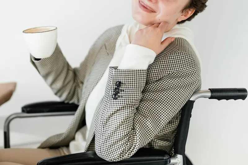 Femeie de v&acirc;rstă medie &icirc;n scaun cu rotile - Foto: Pexels/SHVETS production