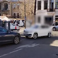 O șoferiță renunță să parcheze pe trotuar după ce e filmată. „Cine ești, mă? Sun la poliție”. / Foto: captură video