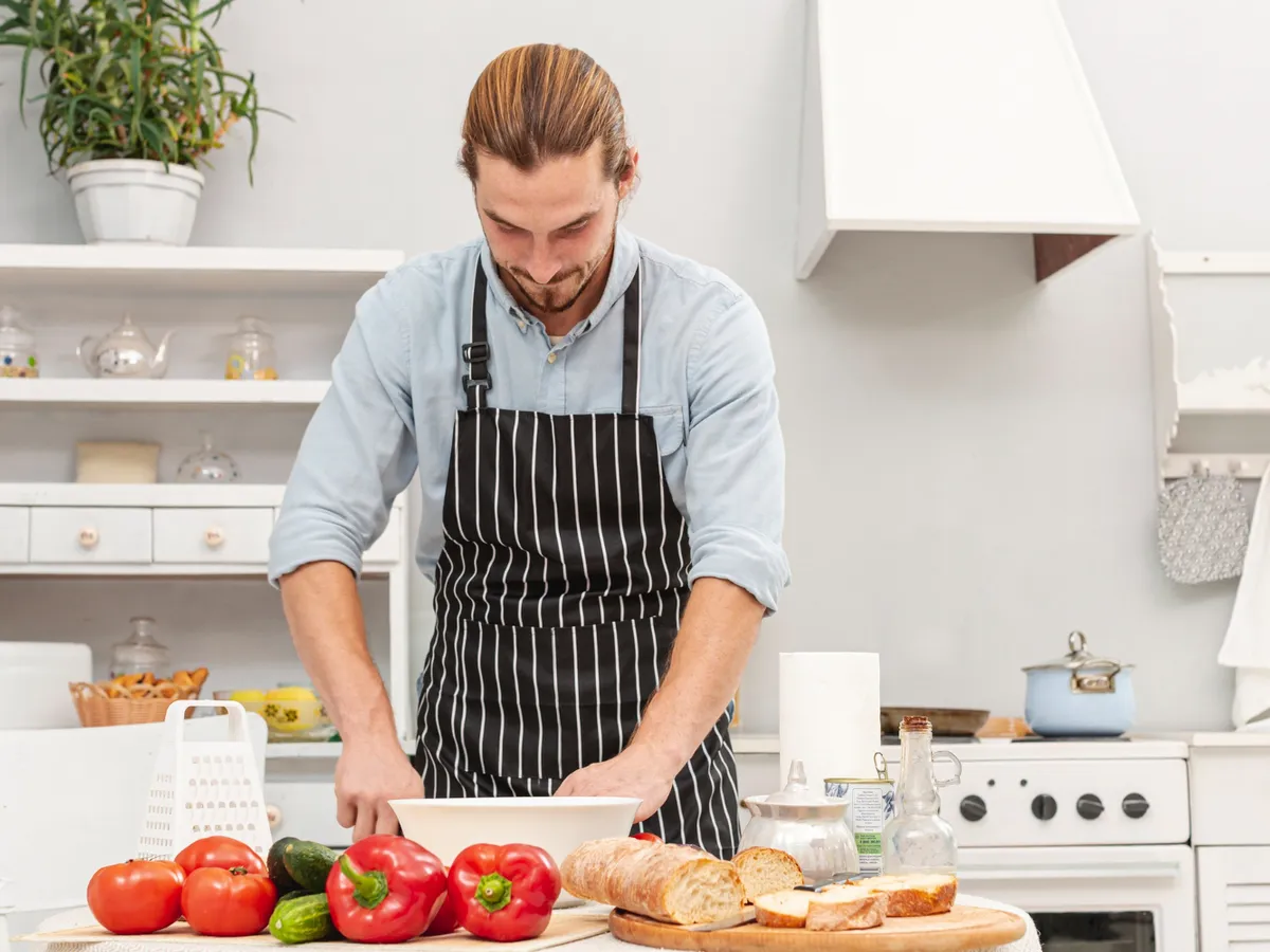 Persoană care gătește - Foto: Freepik (Imagine cu rol ilustrativ)