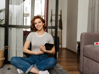 Femeie în apartament - Foto: Freepik