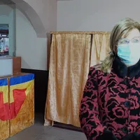 Primarul comunei Vârfu Câmpului, Maria Huţu, în barul - secție de votare Foto: captură Agerpres