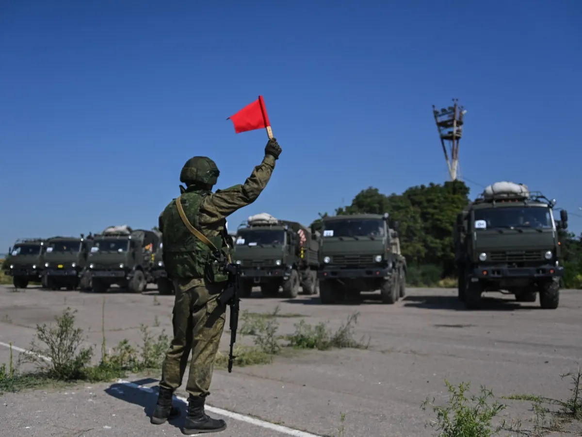 Echipamente militare rusești pe terenul aeroportului din Mariupol/foto: Profimedia Images