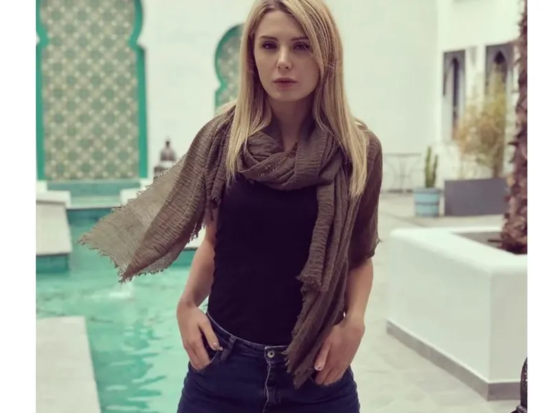 O cină romantică la București, un mic sărut și ce a pățit o celebră youtuber cu Andrew Tate - Foto: @laurencheriie/Instagram (imagine cu rol ilustrativ)