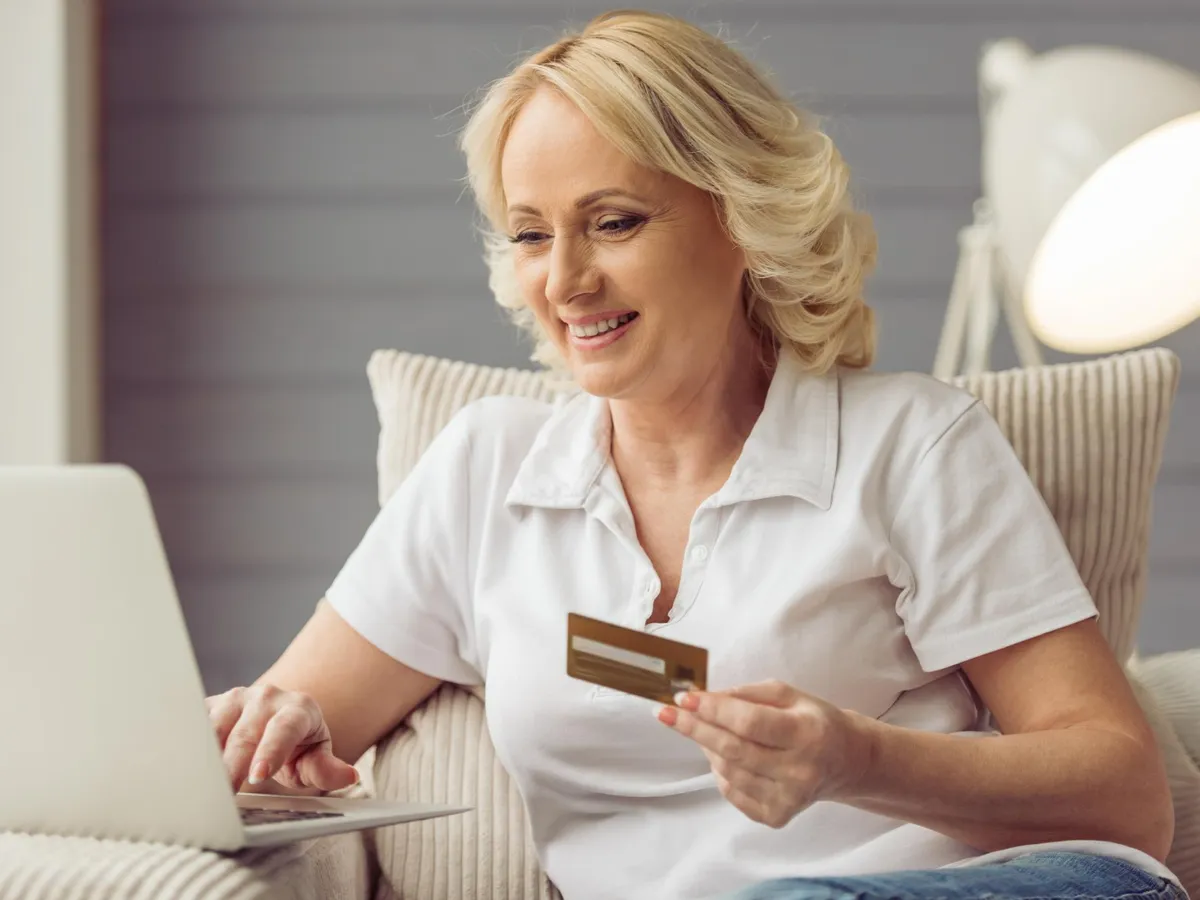 La ce oră intră pensiile, miercuri, pe card? Nu toți pensionarii iau banii în același timp. De cine depinde?