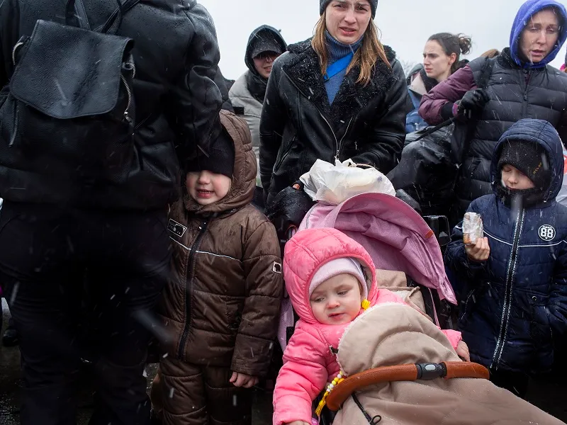 Bnaii strânși din donații au plecat deja spre refugiații din Ucraina Foto: Mugur Vărzariu