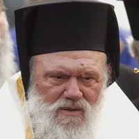IPOTECĂ Arhiepiscopul Atenei și Întregii  Grecii, Ieronymus, a pus  ipotecă o plajă din Vougliameni (Grecia) pentru a impresiona ASF