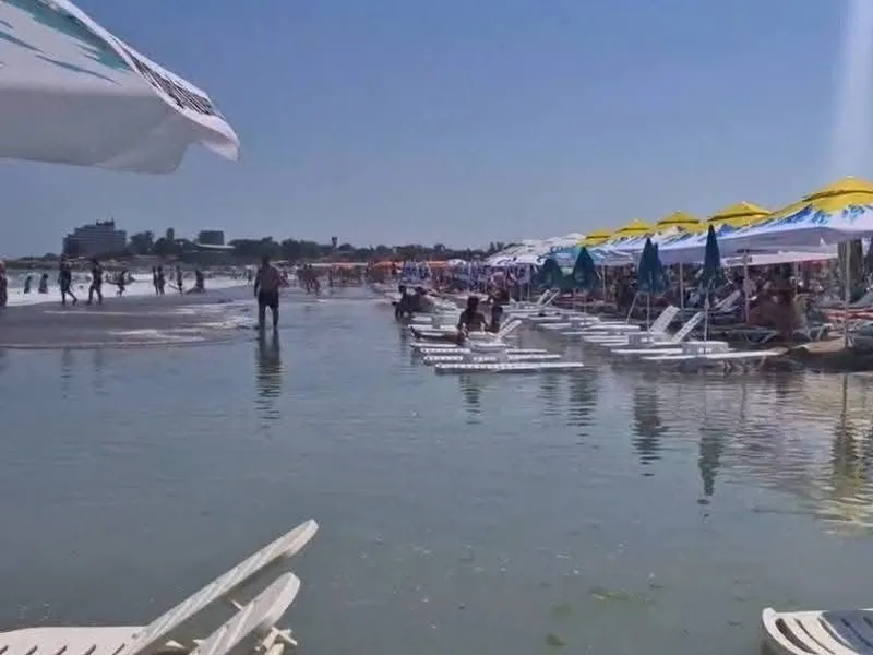 Inundații pe plaja din Costinești. Turiștii s-au trezit cu șezlongurile sub apă. Cum a fost posibil? - Foto: Facebook