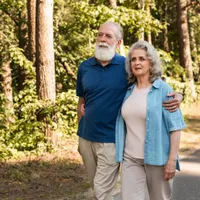 Pensionari în parc - Foto: Freepik