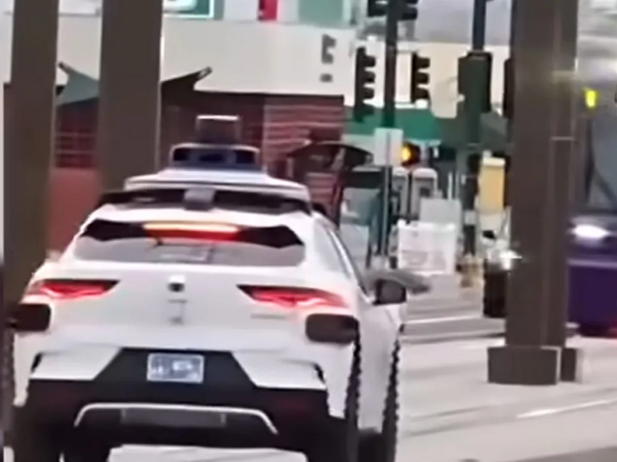 VIDEO „Șoferii digitali”, la fel ca „șmecherii”? Un taxi autonom a luat-o pe șina de tramvai și s-a blocat